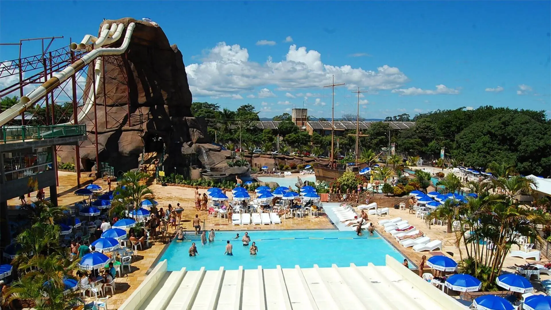 Piscinas termais do Di Roma Exclusive Resort em Caldas Novas, hospedagem com águas termais, lazer em família e pacote Visual Viagens.