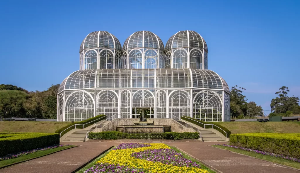 Pacote de viagem para Curitiba com a Visual Viagens – passeio no Relógio das Flores na primavera.