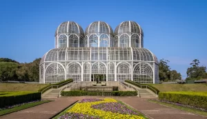 Pacote de viagem para Curitiba com a Visual Viagens – passeio no Relógio das Flores na primavera.
